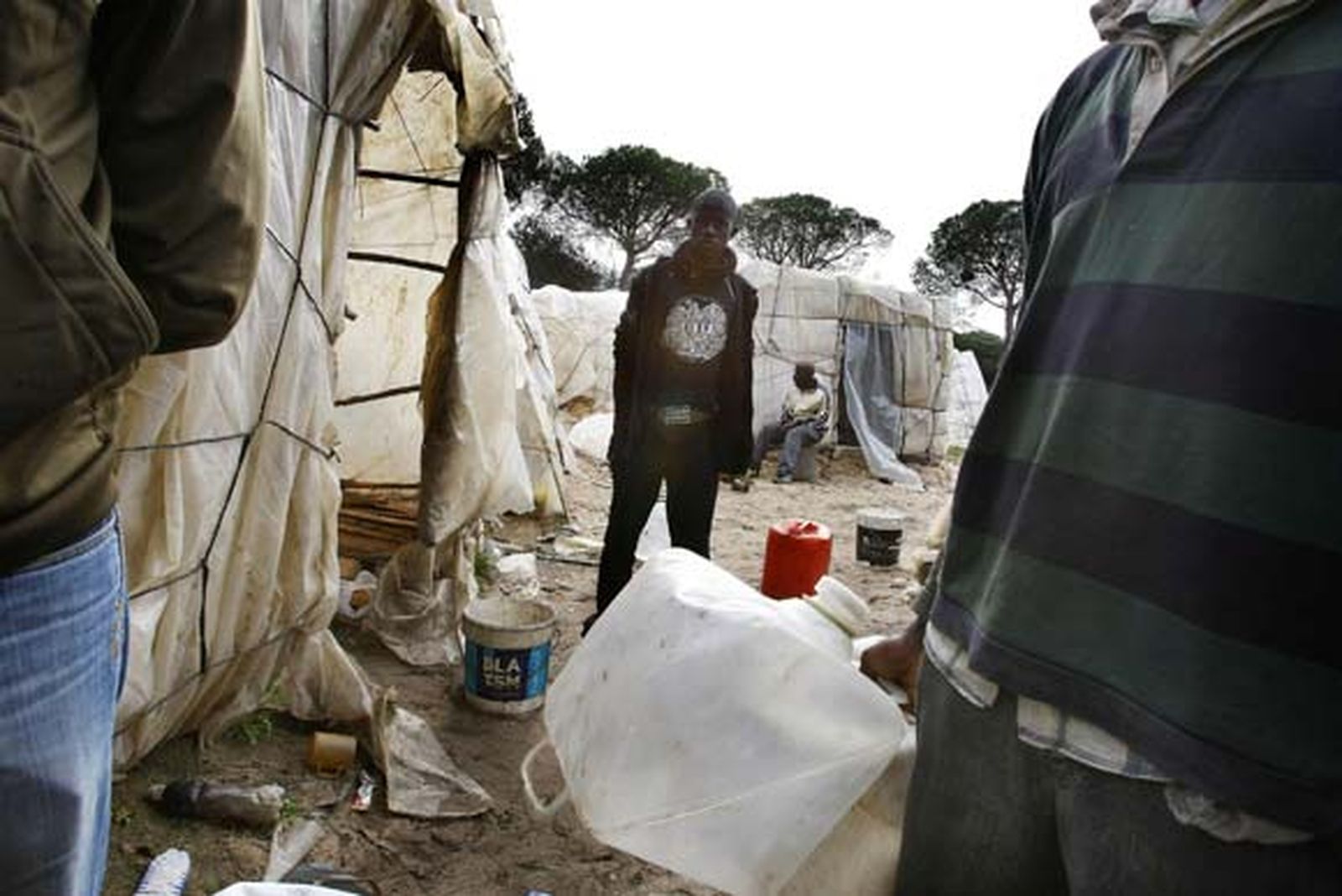 Entre Mazagón y Palos se extiende un mar blanco que oculta los campos de fresa, que oculta el lugar de ninguna parte de los africanos derrotados

Foto: Fito Carreto