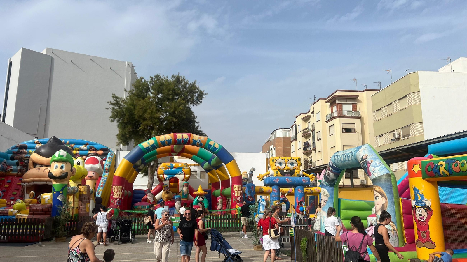 La procesión de la Virgen del Mar por las calles de Adra, en imágenes