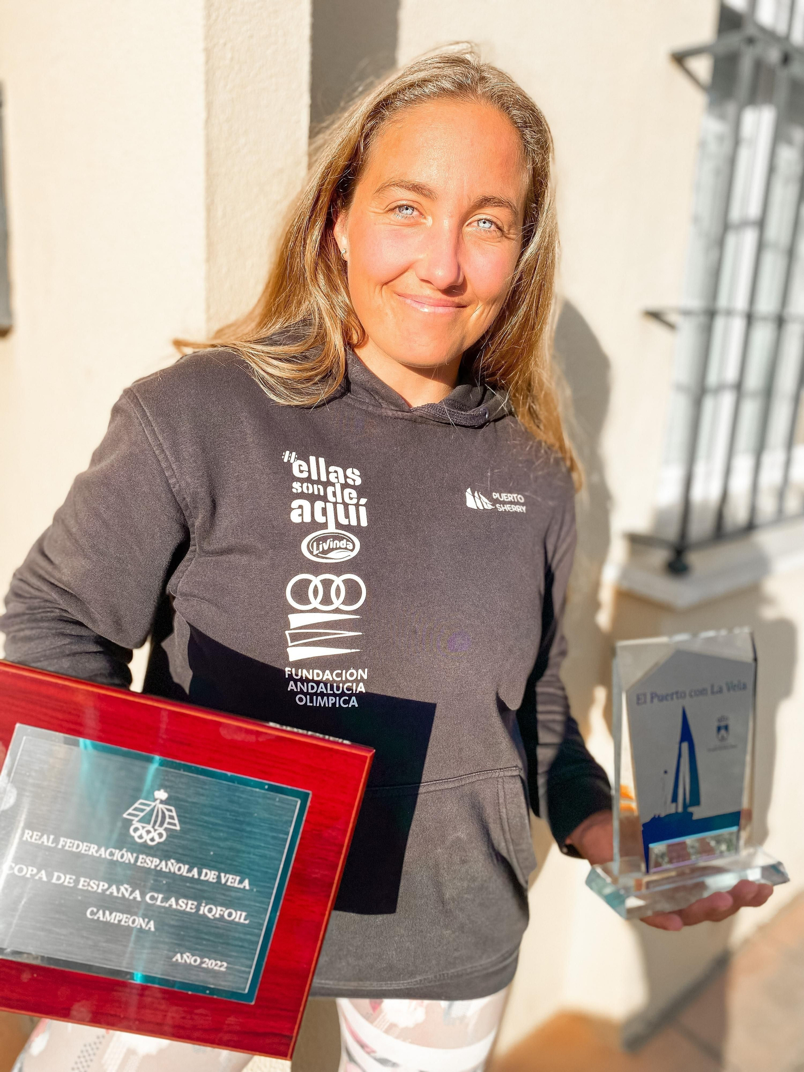 Pilar Lamadrid, con los dos trofeos conquistados durante la Semana Olímpica.