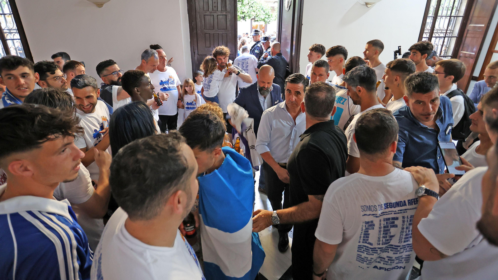 Baño de masas del Xerez CD en Jerez por su ascenso