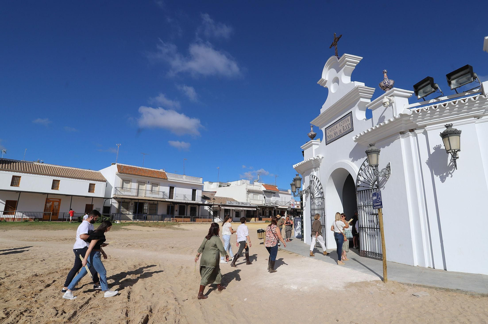 Ambiente en la aldea del Rocío previo a la llegada de las Hermandades, en imágenes