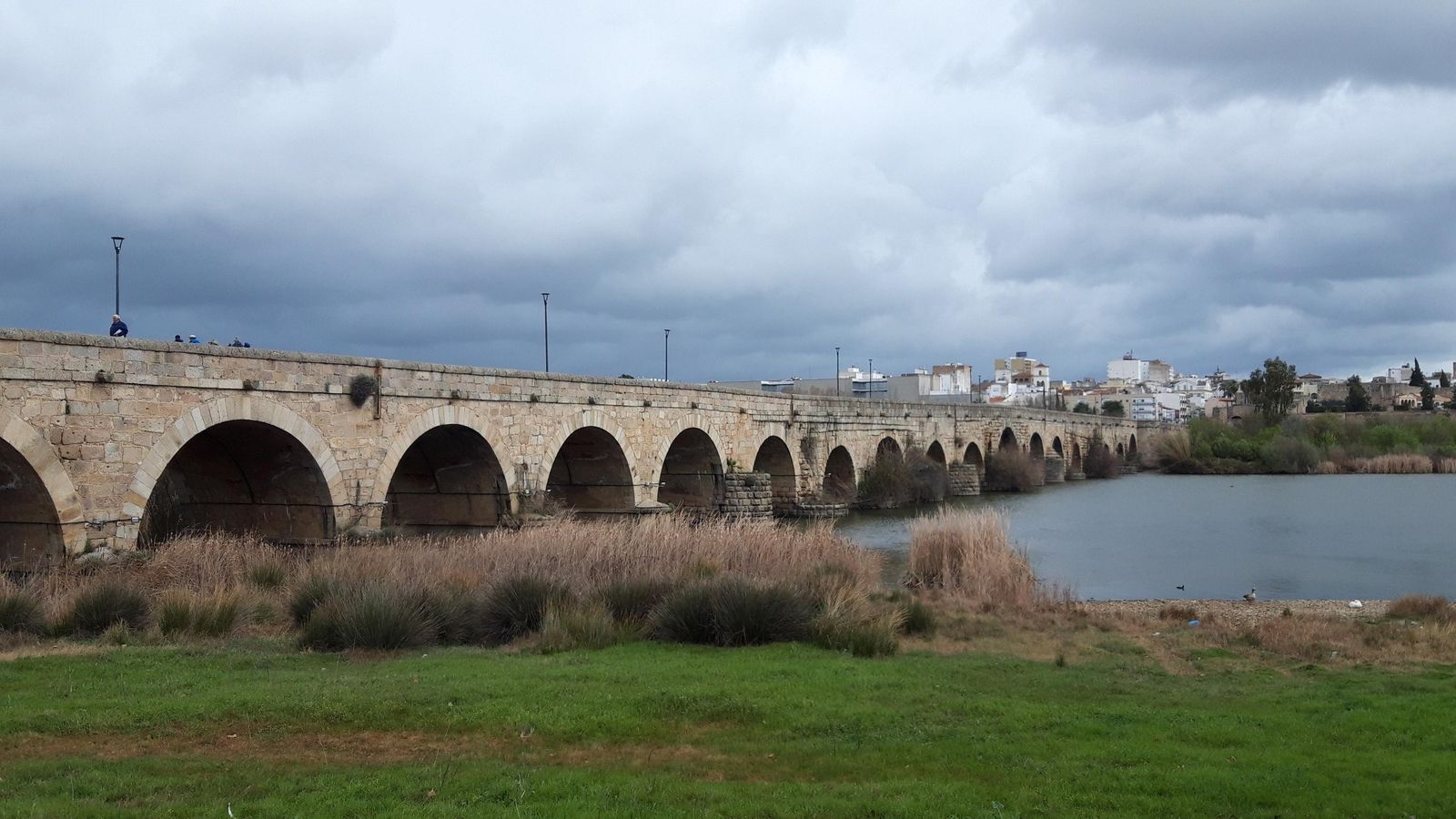 Desde el parque veremos el Puente Romano. Por él se entra en la ciudad. Es peatonal.