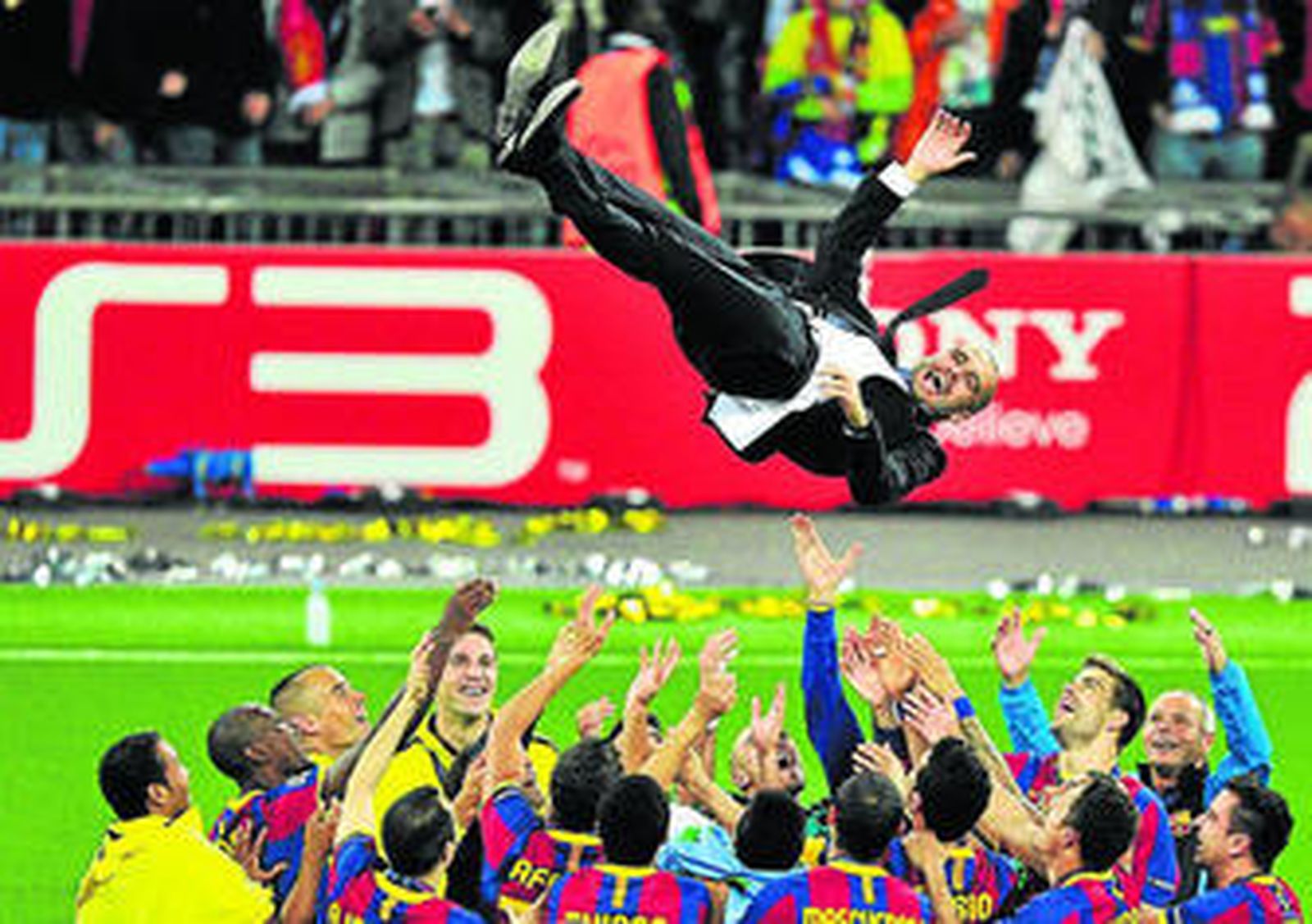 Los aficionados culés, en la plaza del Arco de Triunfo.