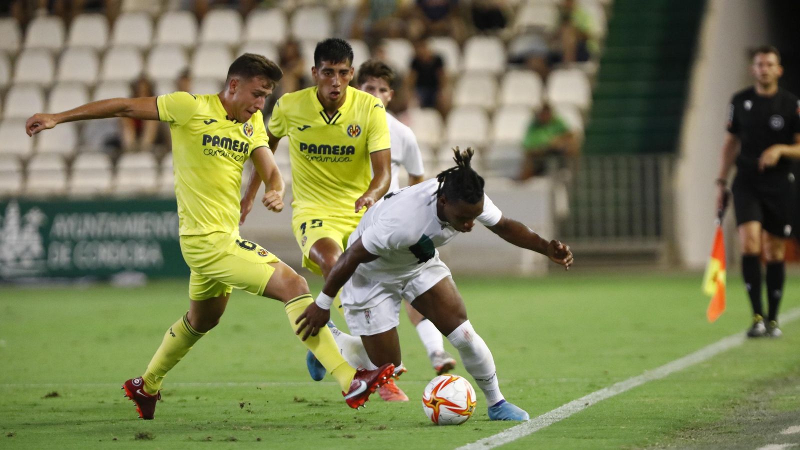 Alberto del Moral intenta robar el balón a Cedric Teguia en un amistoso Córdoba CF - Villarreal B disputado en El Arcángel en el verano de 2022.