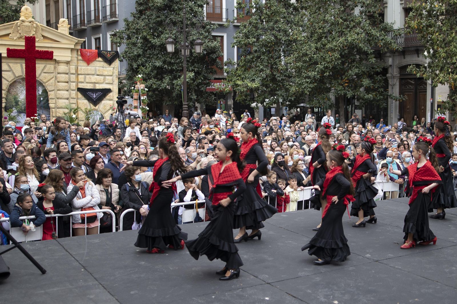 Un grupo de baile muestra su arte a los cientos de concentrados en la Plaza del Carmen en el Día de la Cruz