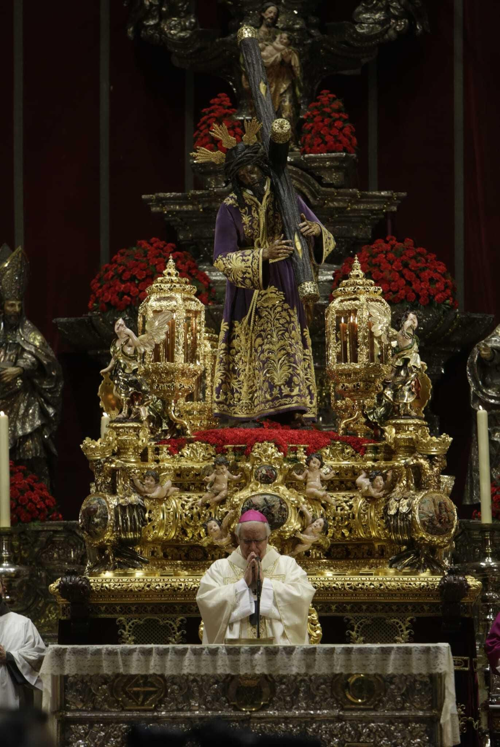 Monseñor Saiz Meneses ora ante el paso del Señor del Gran Poder.