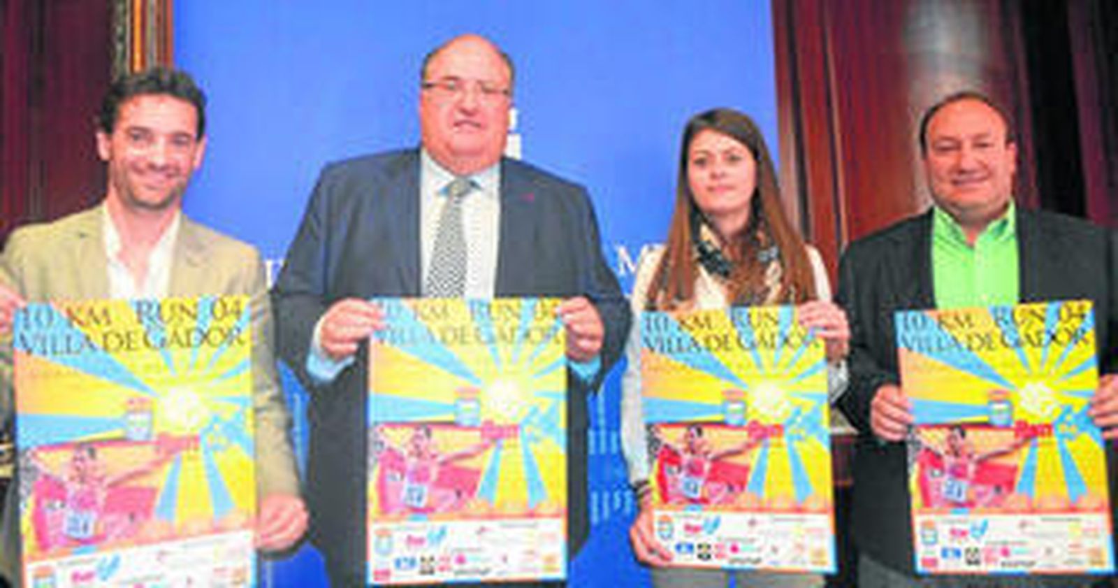 Paquillo Fernández, Eugenio Gonzálvez, Ángeles Martínez y Juan Francisco Rodríguez con el cartel de la carrera.
