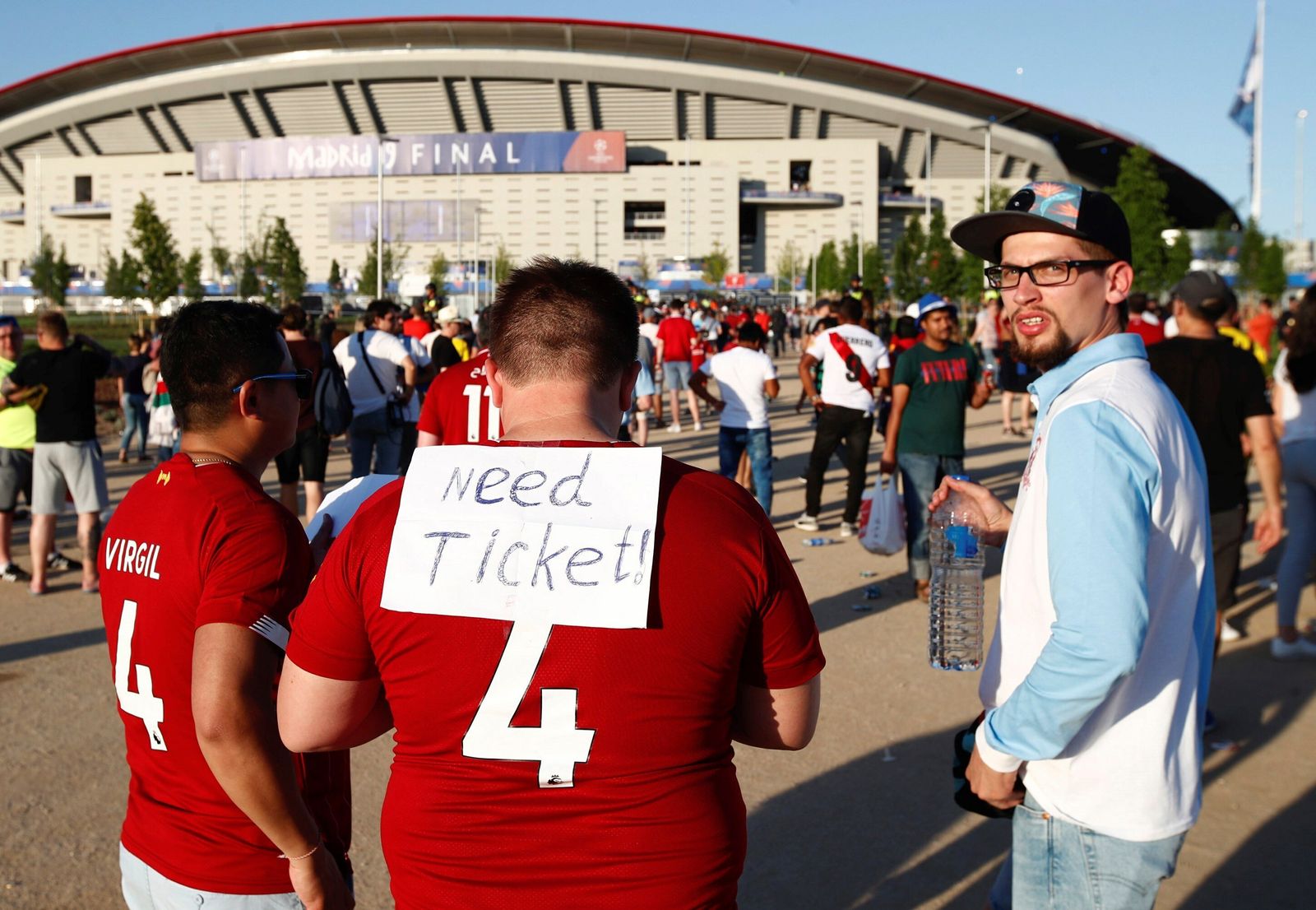 Aficionados buscando entradas para la final de la Champions
