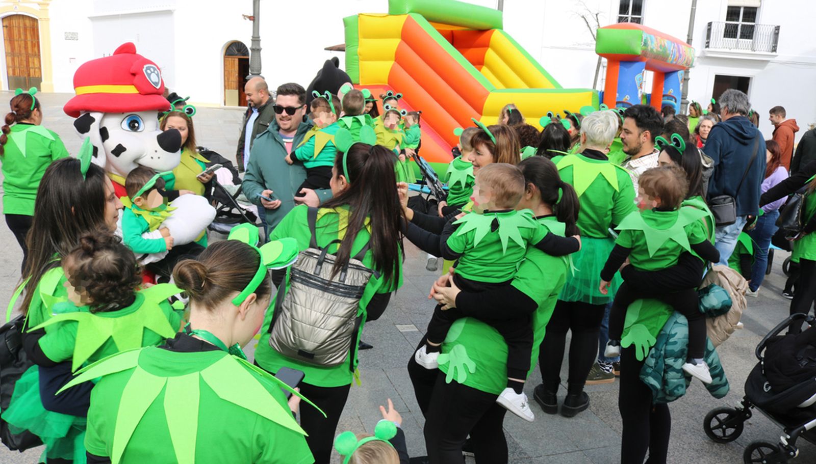 Los más pequeños disfrutan del Carnaval de Cartaya.