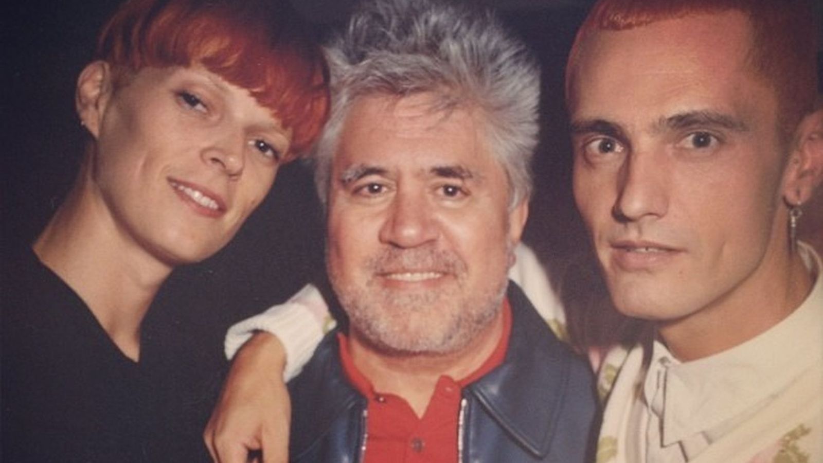 David (dcha.) con el director Pedro Almodóvar y su musa, amiga y socia Bimba Bosé.