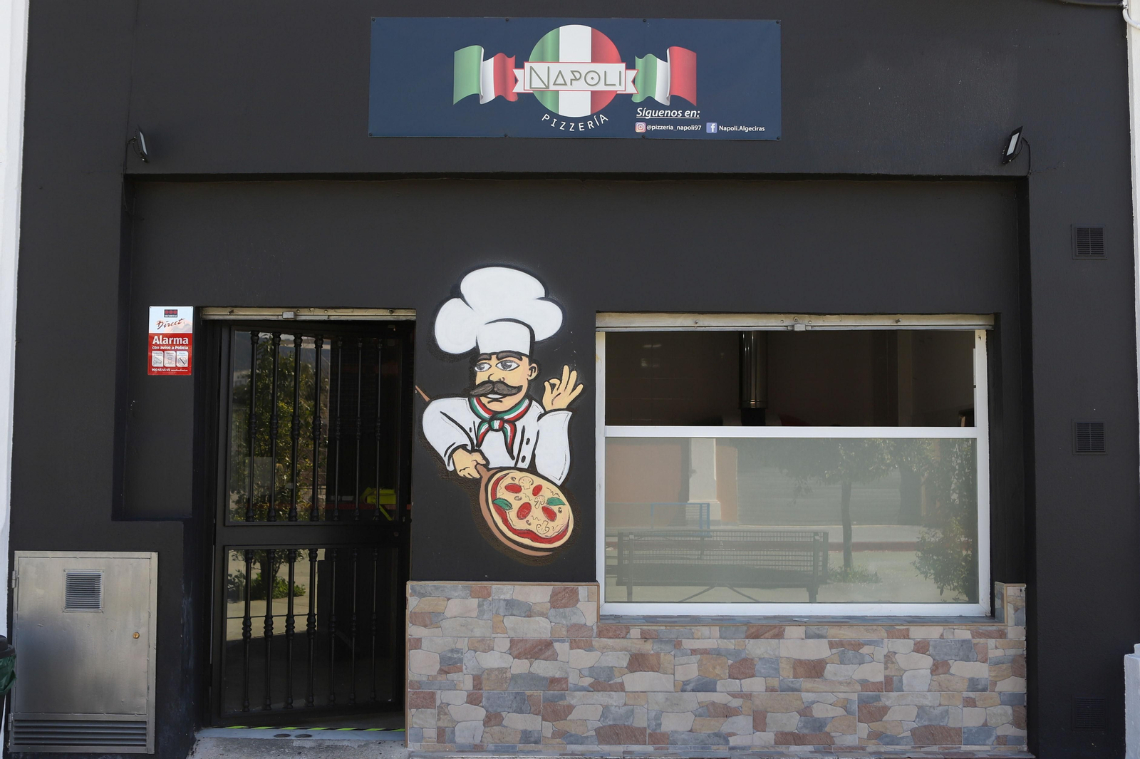 Elaboración de pizzas al autentico estilo italiano en Pizzeria Napoli, en imágenes