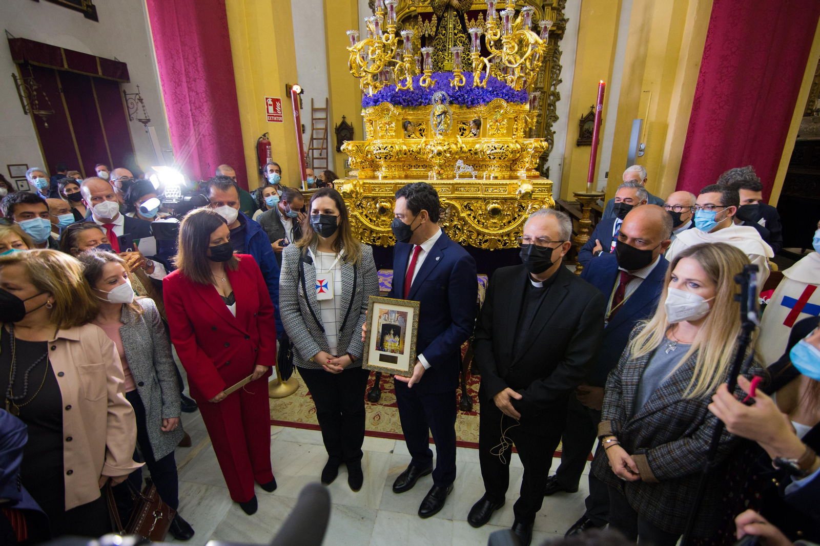 Así ha sido la visita del presidente de la Junta a las hermandades del Lunes Santo de San Fernando