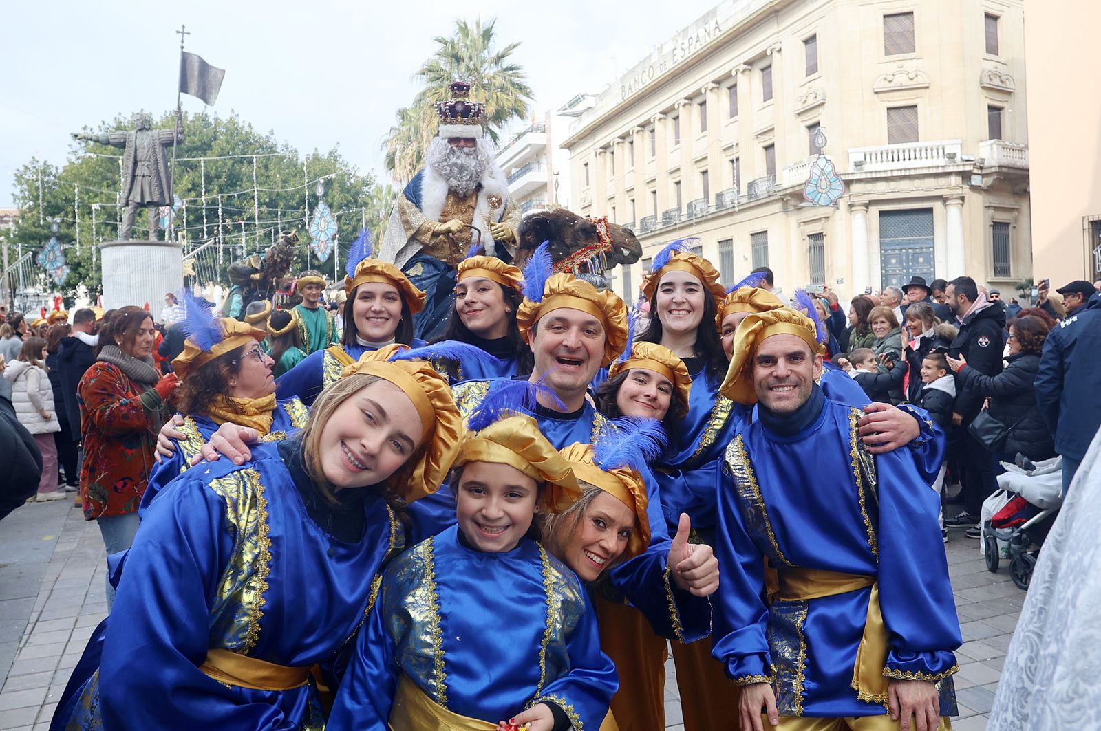 Imágenes del recorrido en camello de los Reyes Magos acompañados de la Estrella de la Ilusión y del Heraldo Real