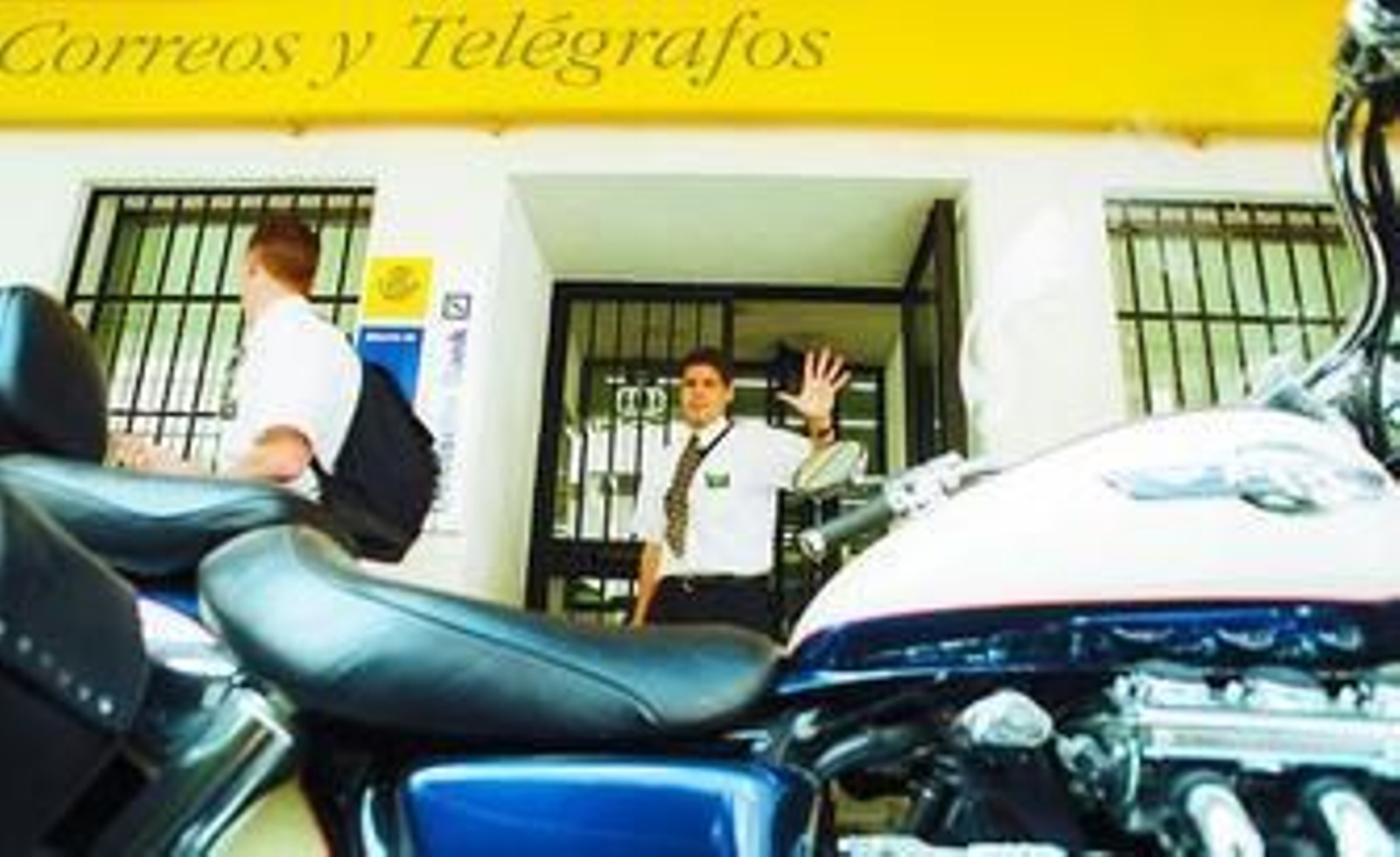 Unos usuarios salen de una oficina de Correos en Sevilla.