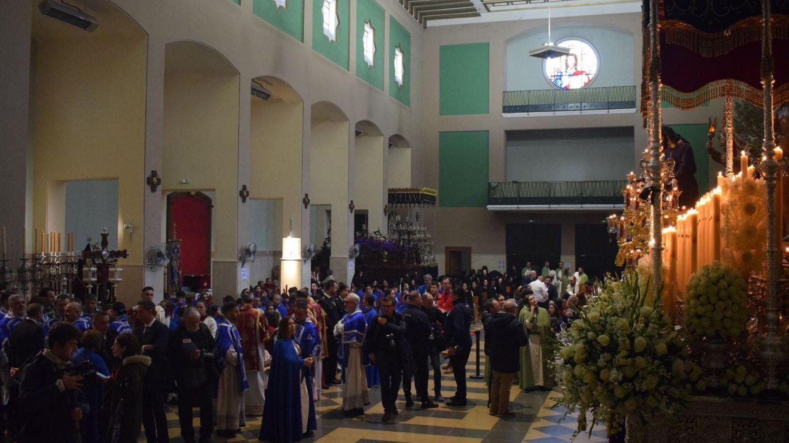 Los nazarenos se reparten en el interior de Cristo Rey.