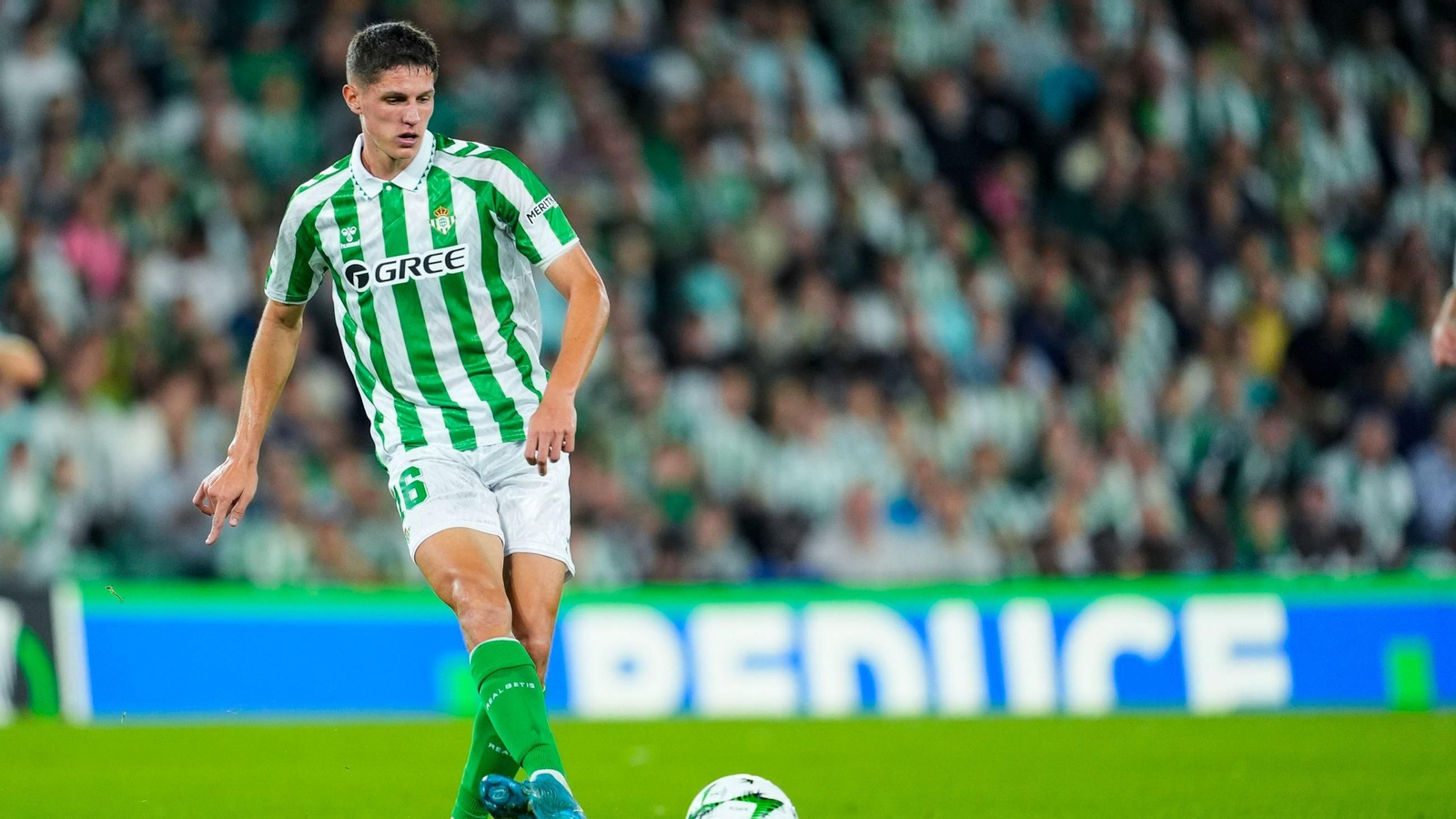 Sergi Altimira con el balón en los pies con la camiseta del Betis.