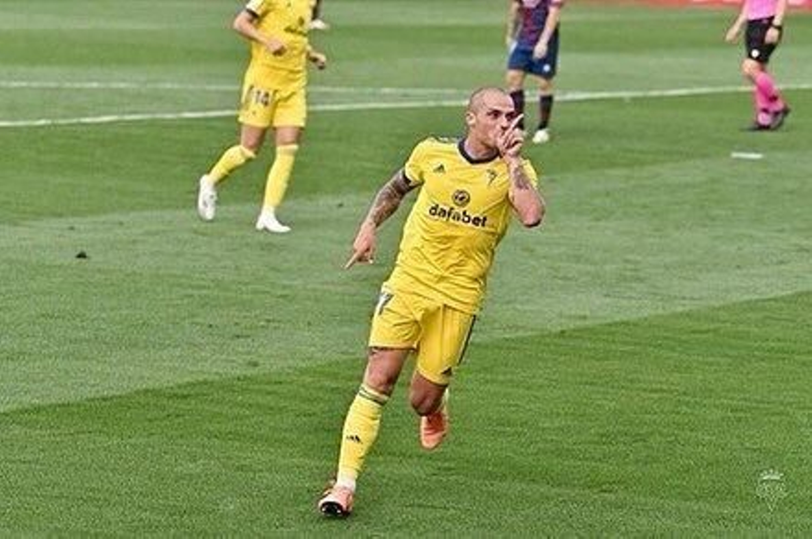 Pombo celebra su gol dirigiéndose a una grada sin espectadores.