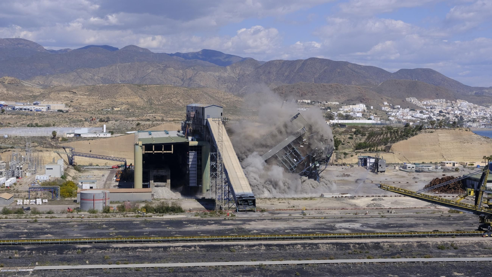 La voladura-demolición de la central térmica de Endesa en Carboneras, en imágenes