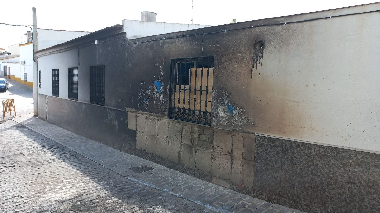 El vehículo comenzó a arder tras detener el vehículo, que echaba mucho humo