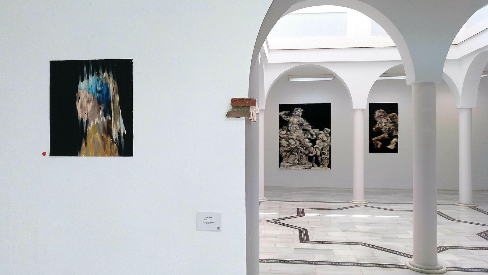 Exposicion sala municipal de Nerja. Cada exposición de Eldevenir cambia de ubicación.