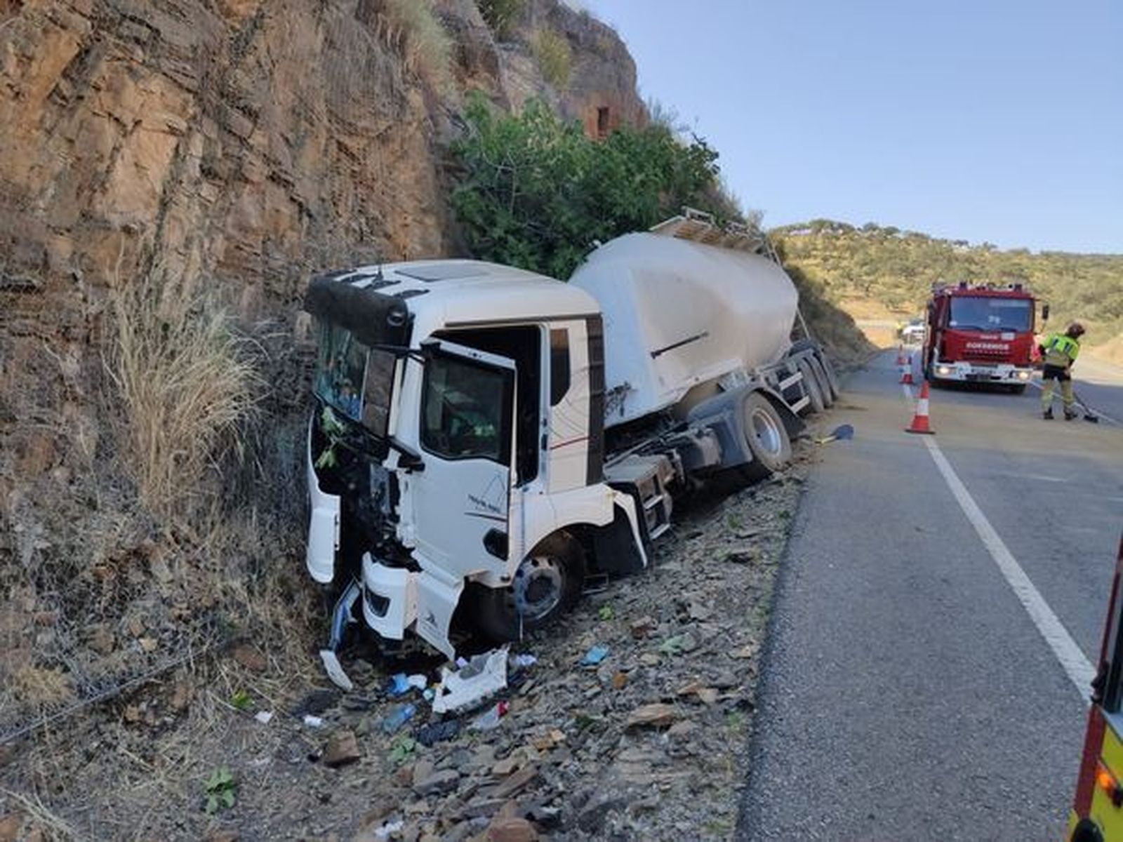 El camión tras salirse de la vía.