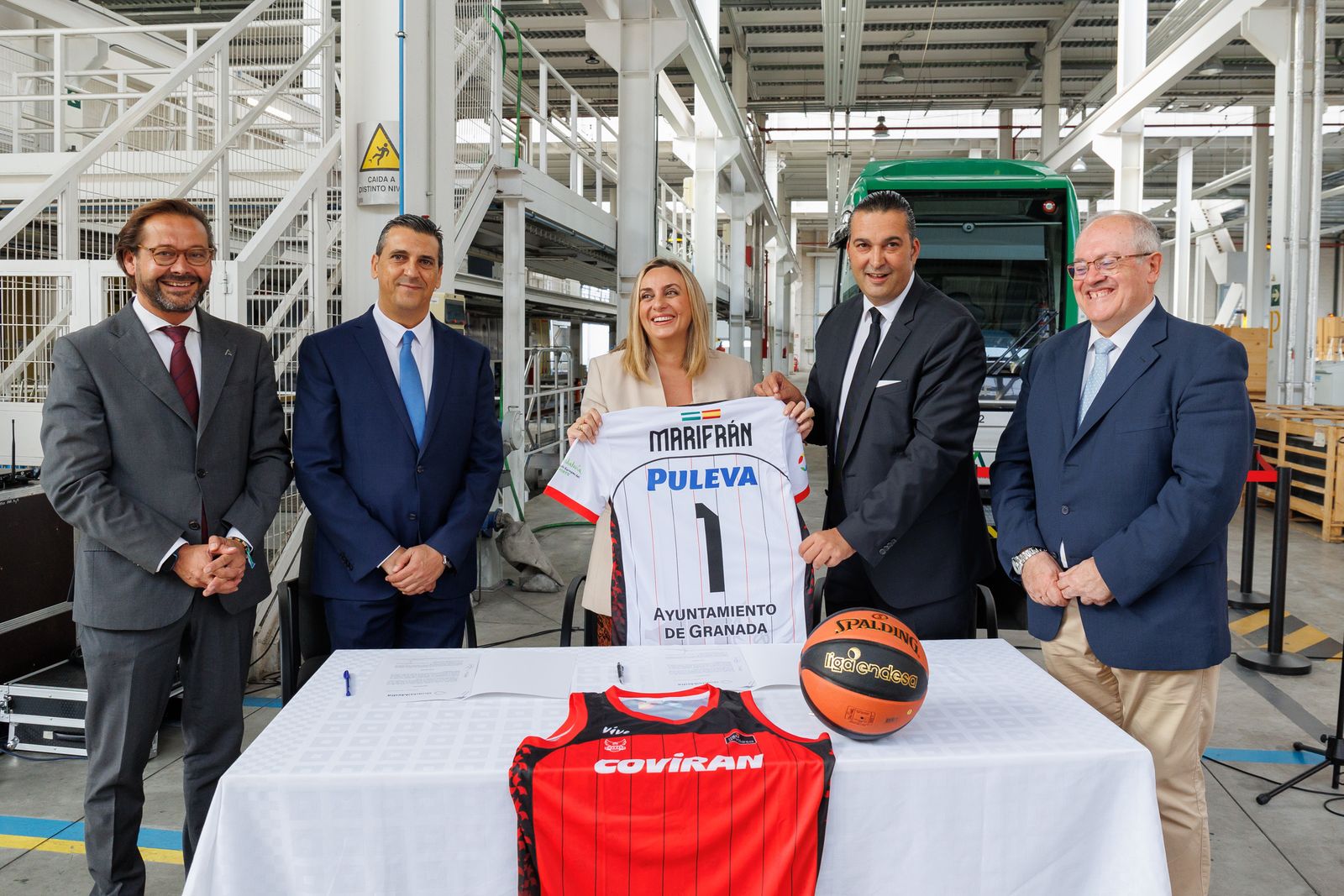 Marifrán Carazo posa con una camiseta del Covirán Granada.