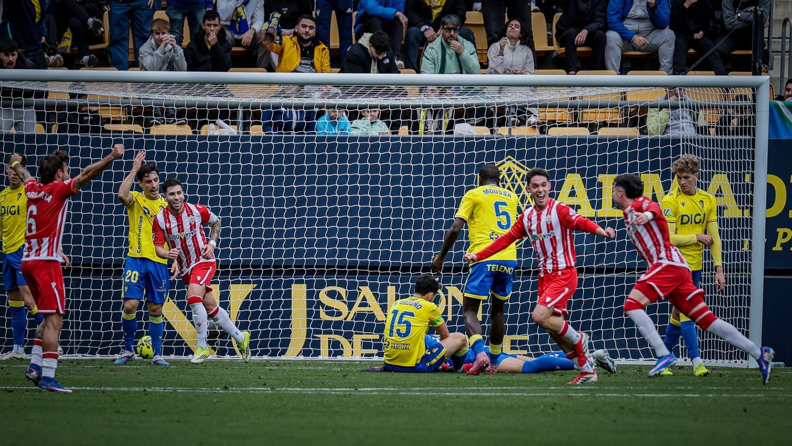 Sergio Arribas celebra el primer tanto del encuentro junto con Jon Morcillo.