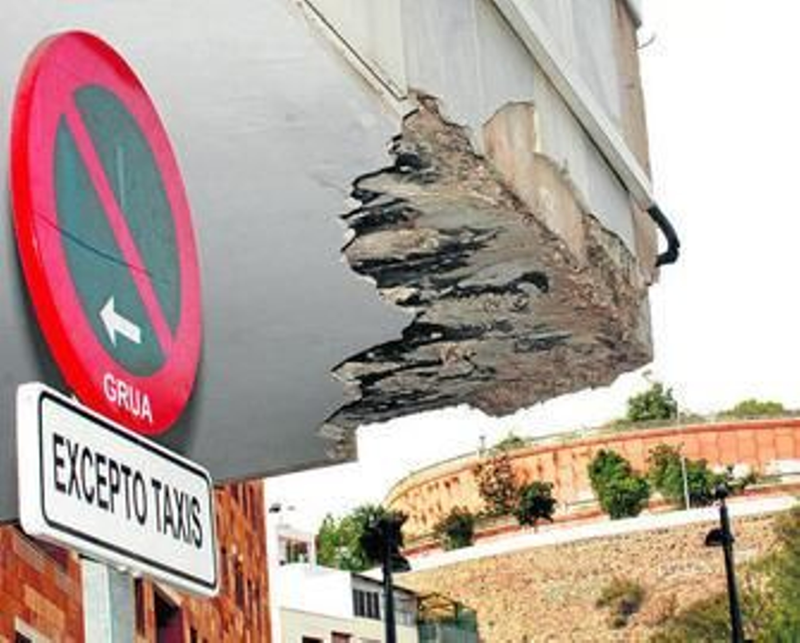 Como si de un zarpazo o un bocado se tratara