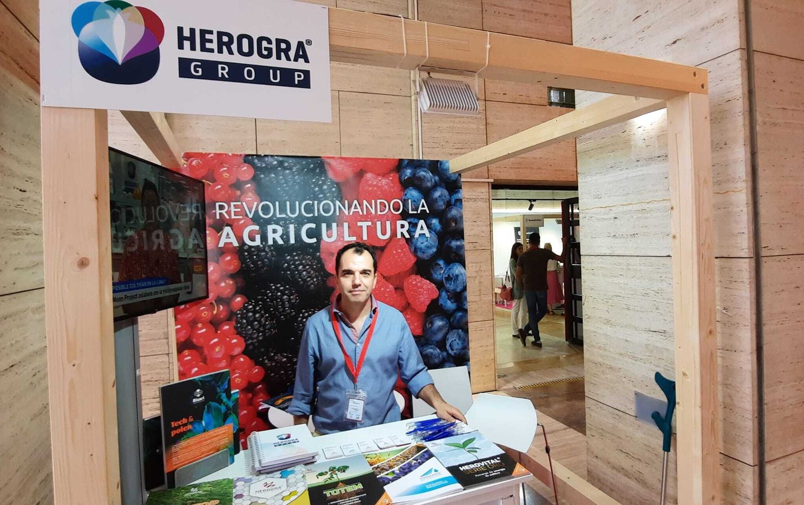 Más de medio centenar de empresas participan en el Congreso de Frutos Rojos