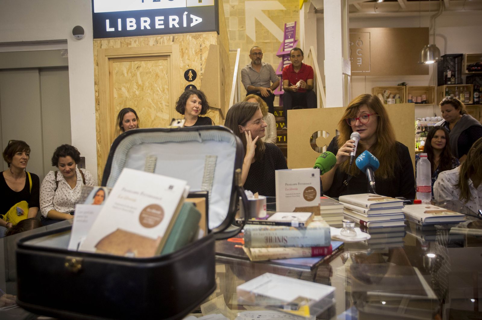 Isabel Coixet, junto a la librera Maite Aragón, la tarde de ayer durante el encuentro en la librería Caótica.