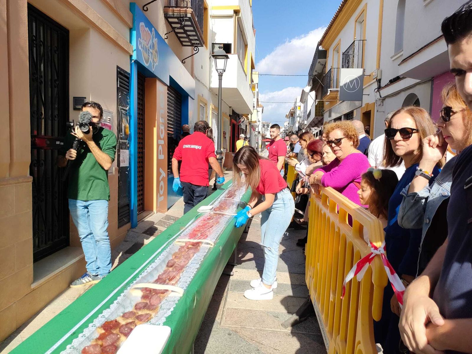 Fotos de la tosta ibérica de más de 150 metros preparada en Los Barrios