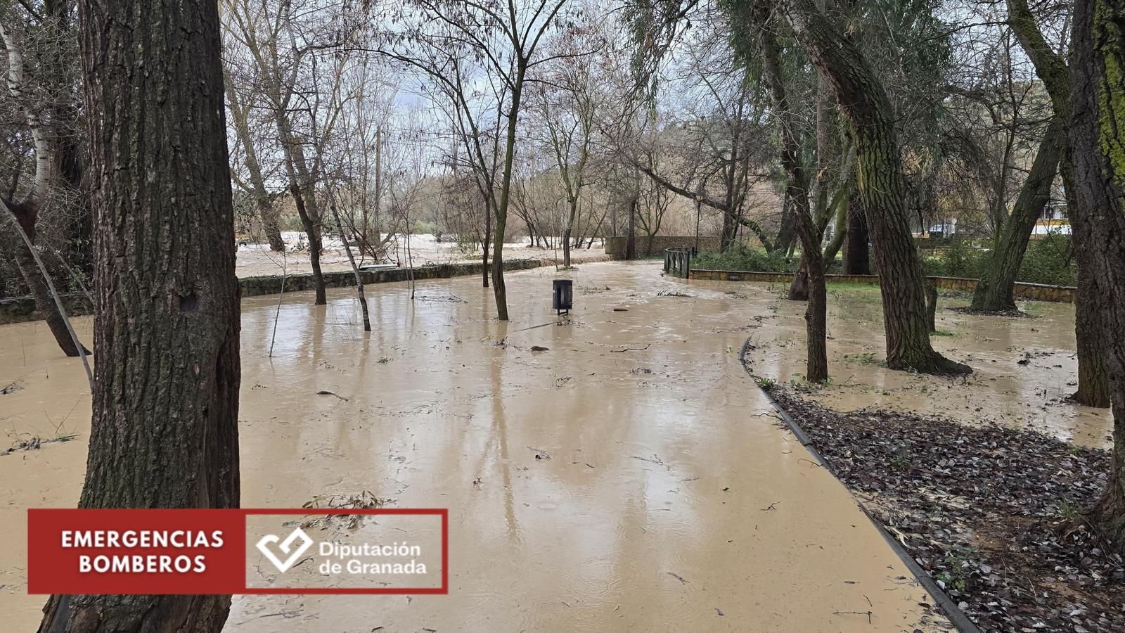 Todas las fotos de la borrasca Leonardo y sus incidencias en Granada: desprendimientos, ríos desbordados y lluvia
