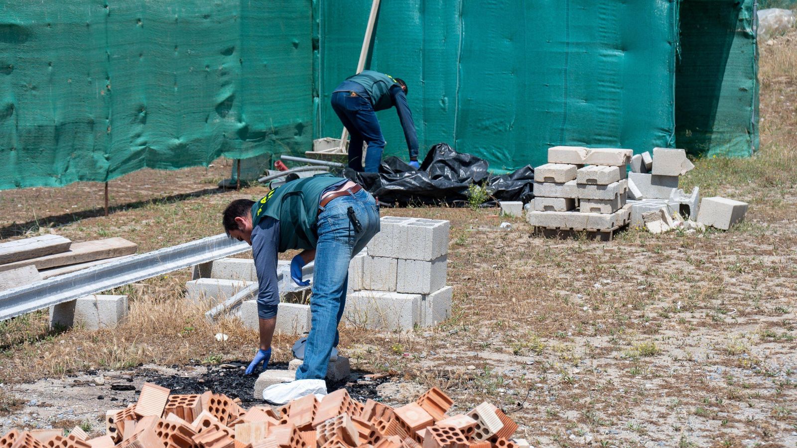 Agentes de la Guardia Civil investigando una zona descampada en las cercanias de la vivienda de Las Gabias
