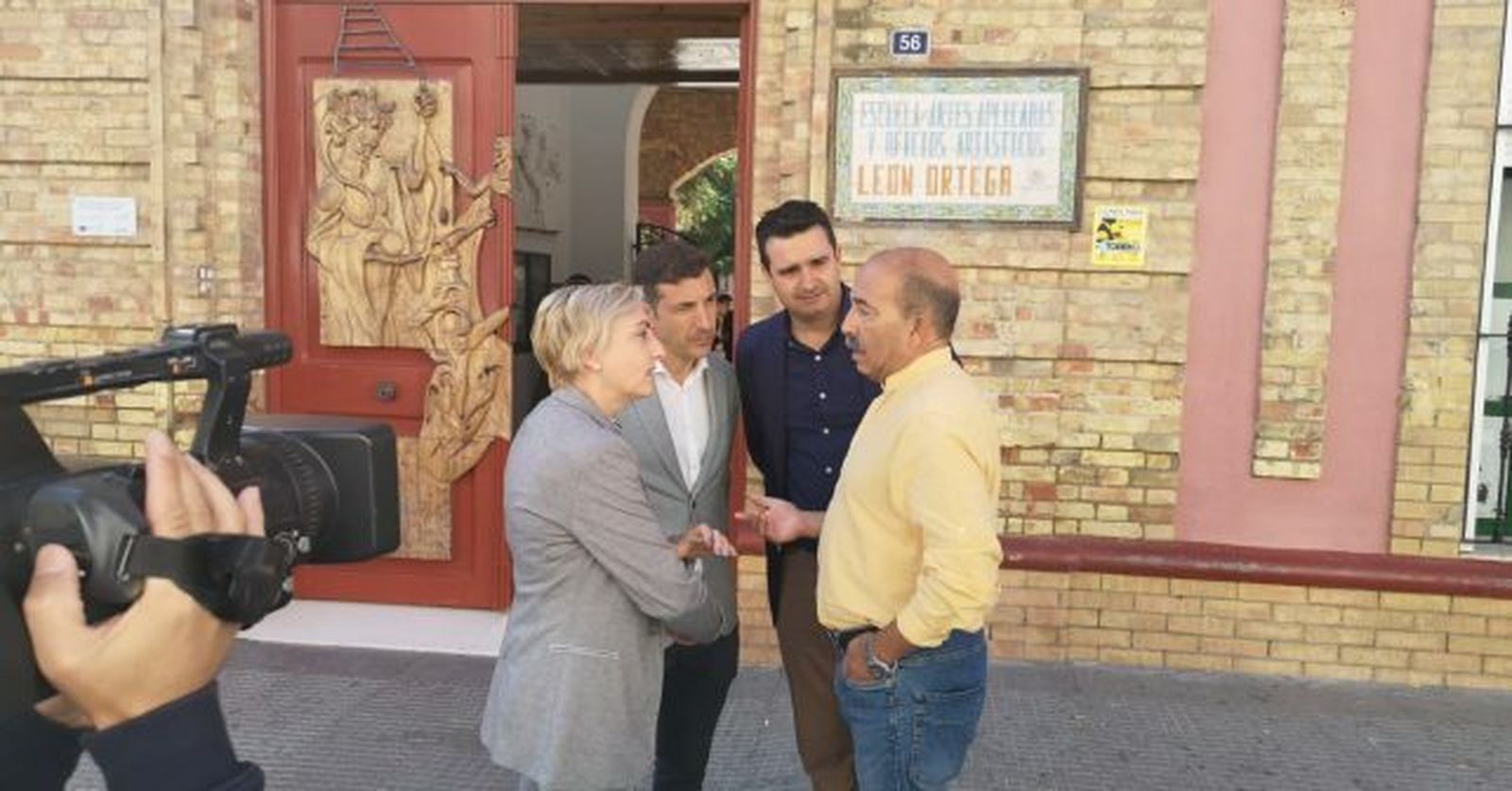 Los dirigentes socialistas conversan con el director de la Escuela de Arte León Ortega.