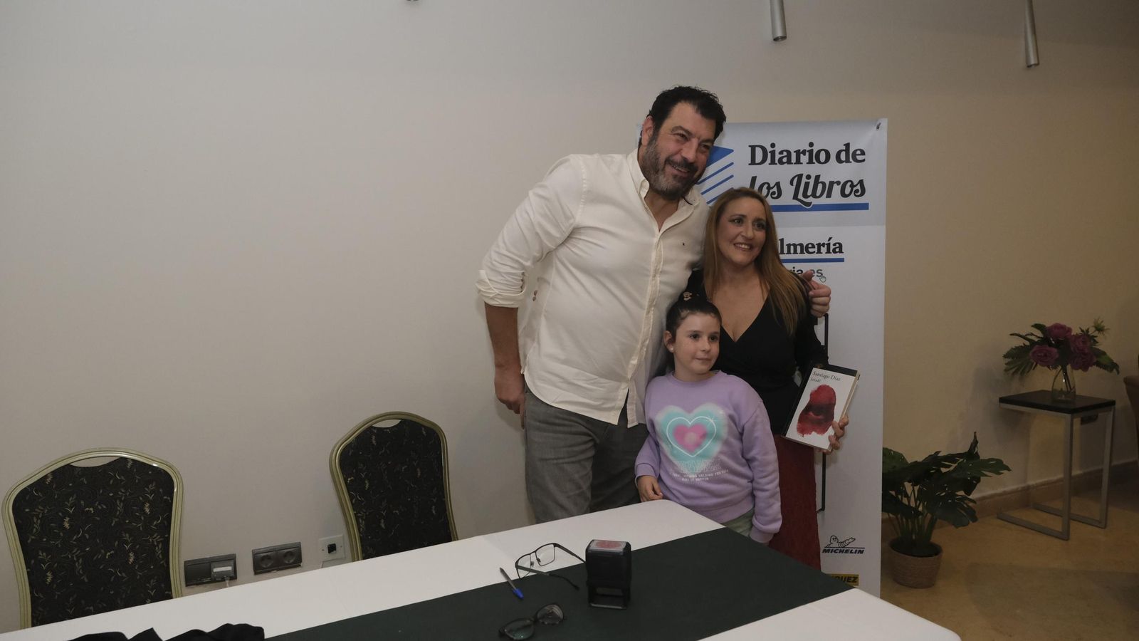 Santiago Díaz con Anabel Navarro y su hija Alejandra Navarro.