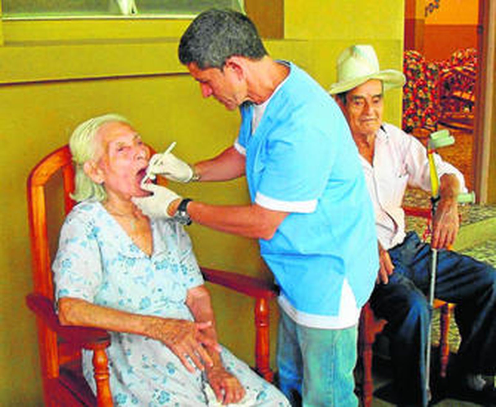 El doctor José Manuel Visuerte atendiendo a varias personas durante una de sus últimas visitas a Nicaragua.