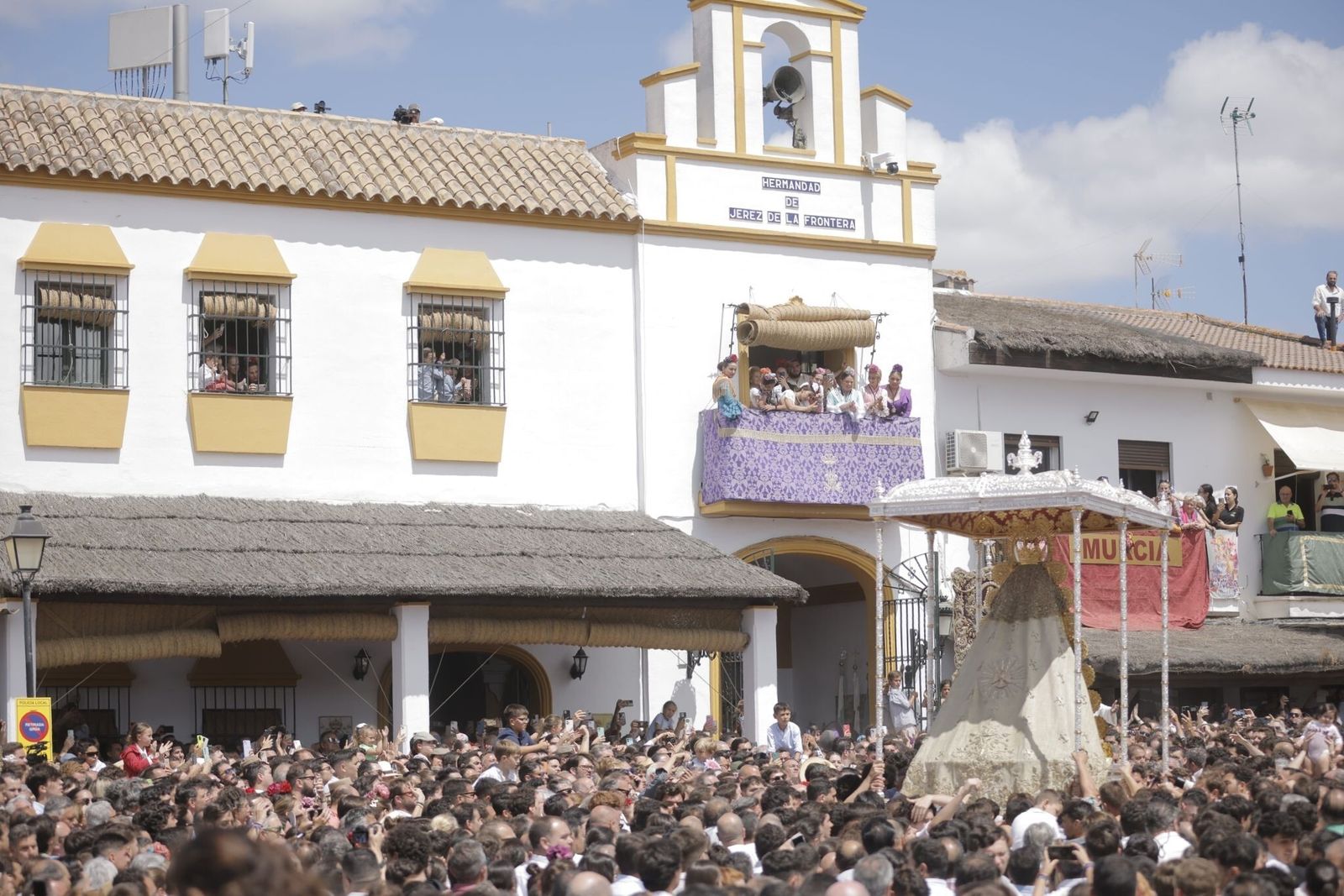 Imágenes de la procesión de la Virgen del Rocío y visita a la casa de Hermandad de Jerez