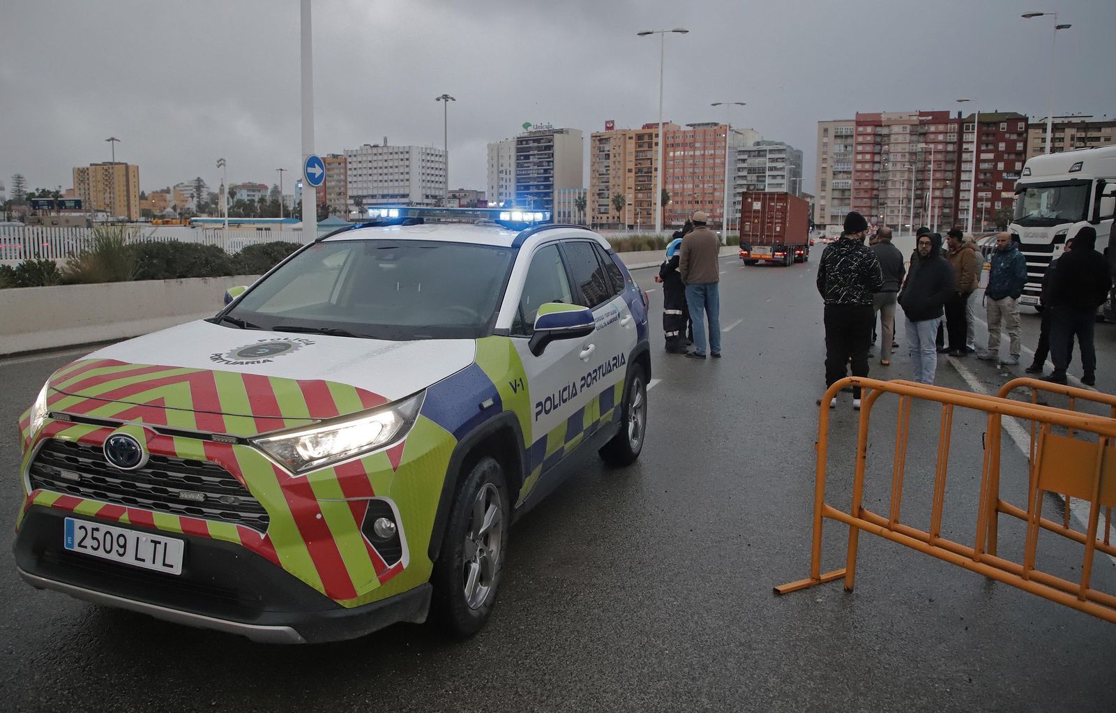 Fotos del cierre del acceso para camiones en el Puerto de Algeciras