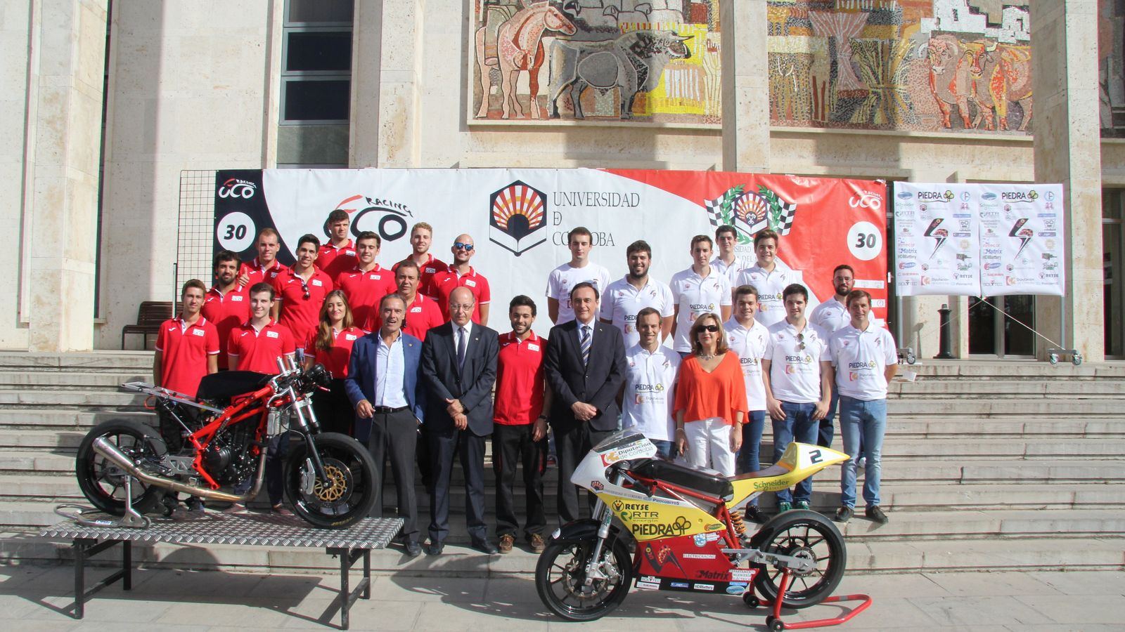 Parte del alumnado y miembros del aula del motor con el rector de la UCO, José Carlos Gómez Villamandos.