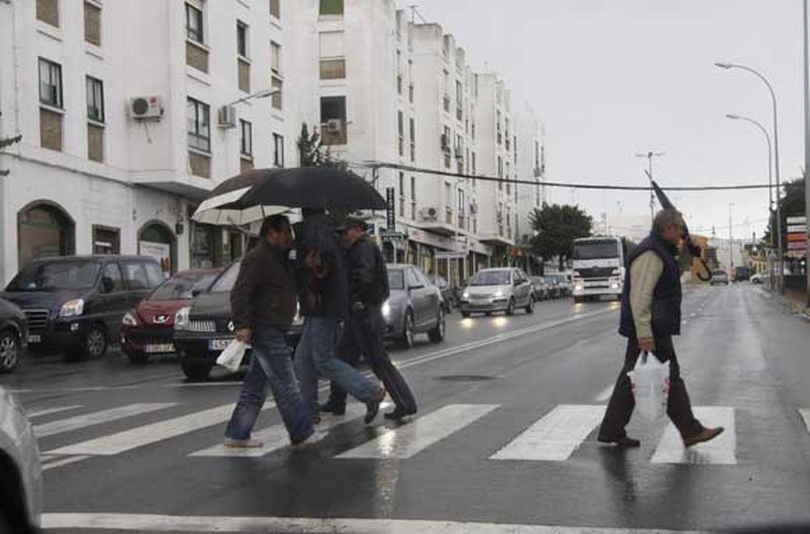 Chiclana se lleva la peor parte de las intensas lluvias que afectan a la provincia, provocando cortes de carreteras, desalojos de casas y crecidas de los ríos

Foto: Sonia Ramos/A.Mora/Rioja