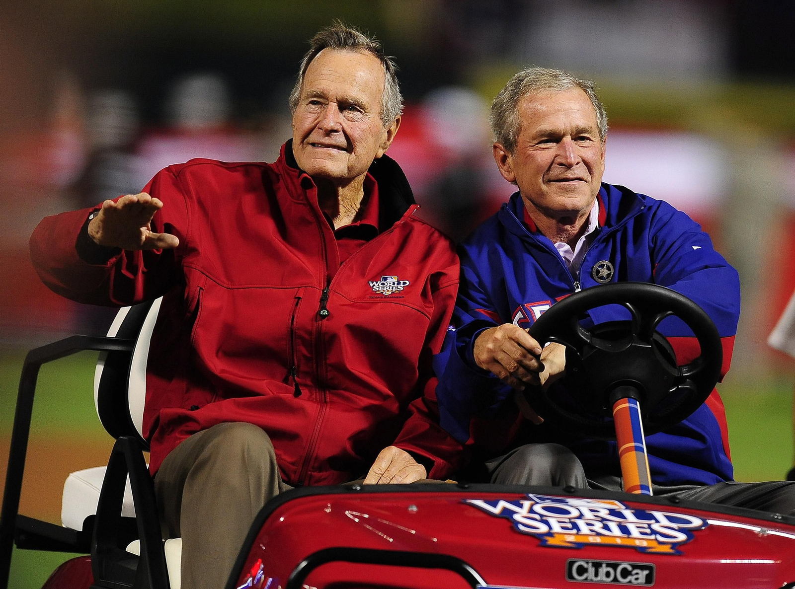 Bush padre e hijo en un partido de la World Series