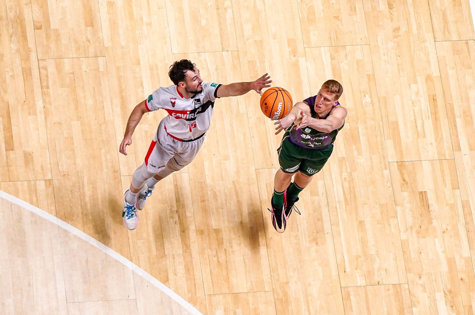 Lluís Costa trata de taponar un lanzamiento de Alberto Díaz.