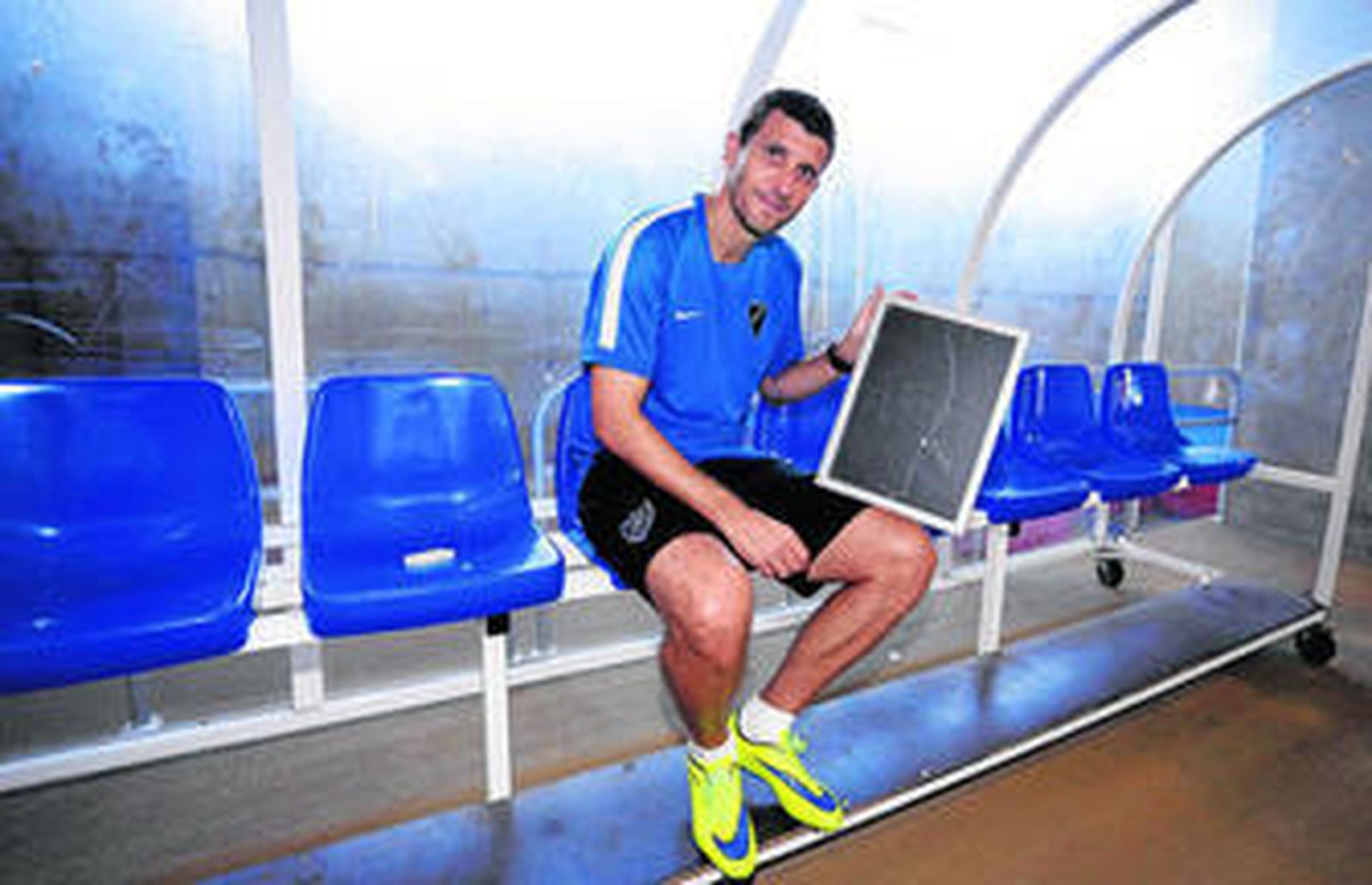 El técnico Javi Gracia posa con una pizarra para una entrevista a este periódico.