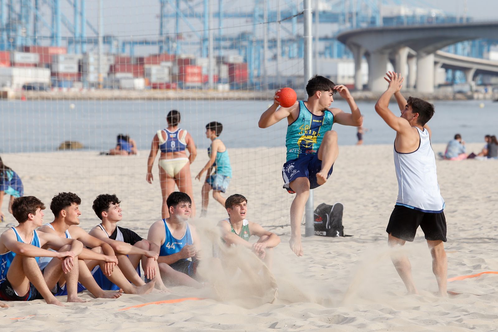 Entrenamiento de la selección andaluza juvenil de balonmano playa, en imágenes