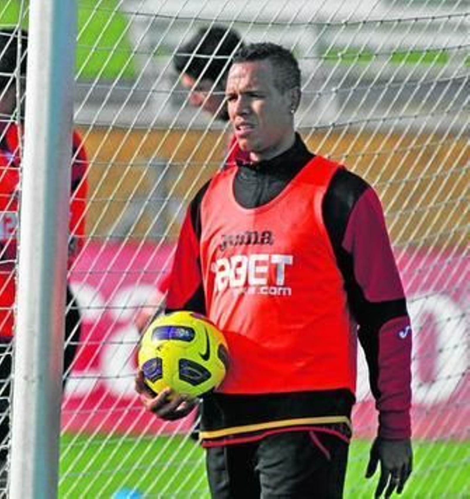 Luis Fabiano, con un balón, durante una sesión de entrenamiento.