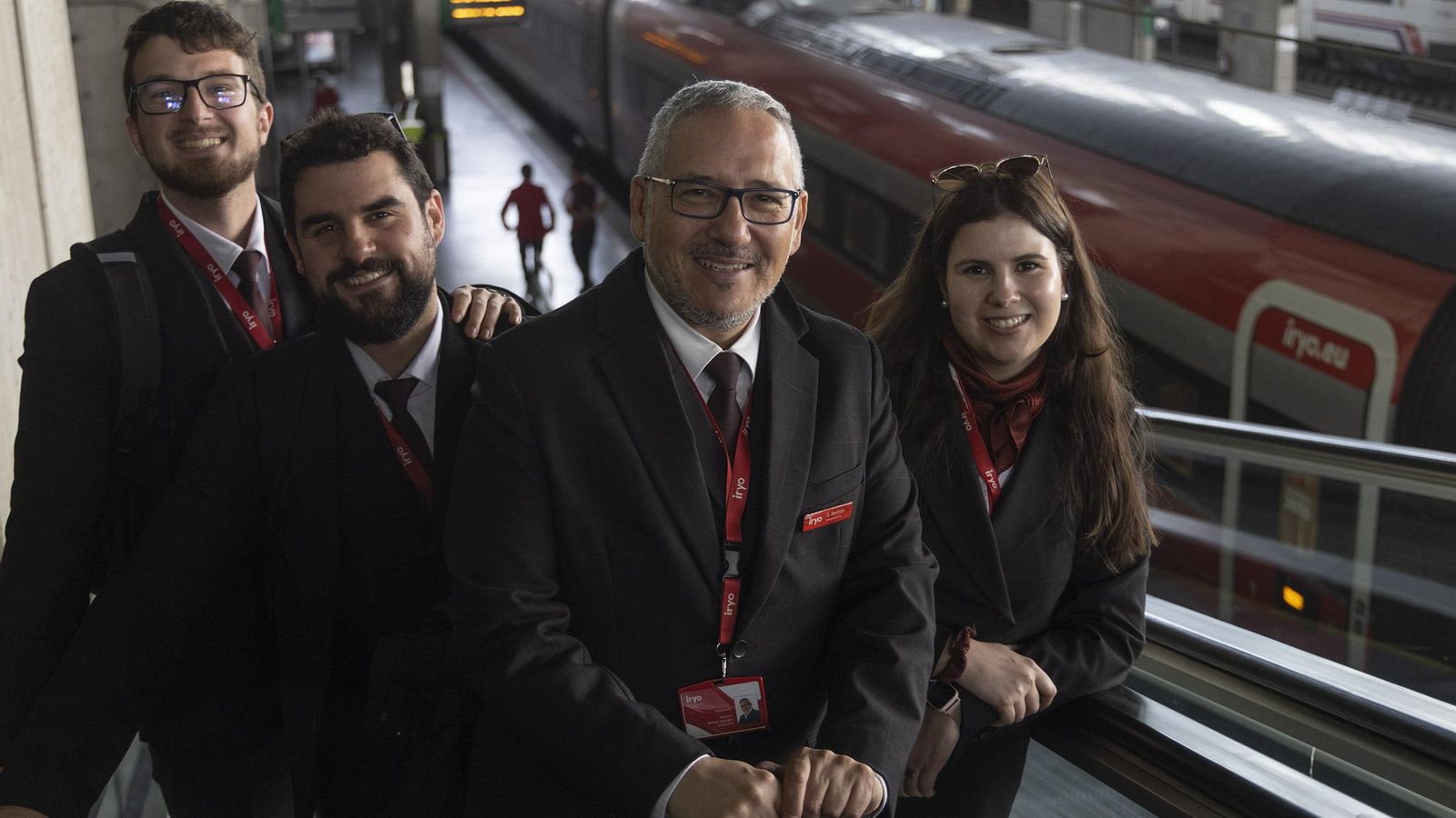 El maquinista jefe Gustavo Bertrán (centro), con los también maquinistas Diego, Carlos y Lara.