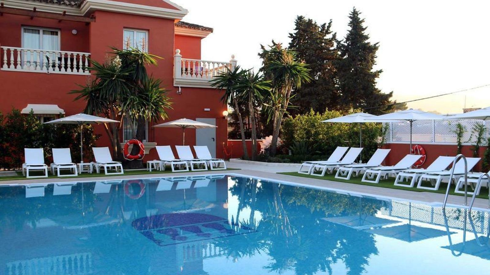 La piscina del Hotel Alborán de Algeciras.