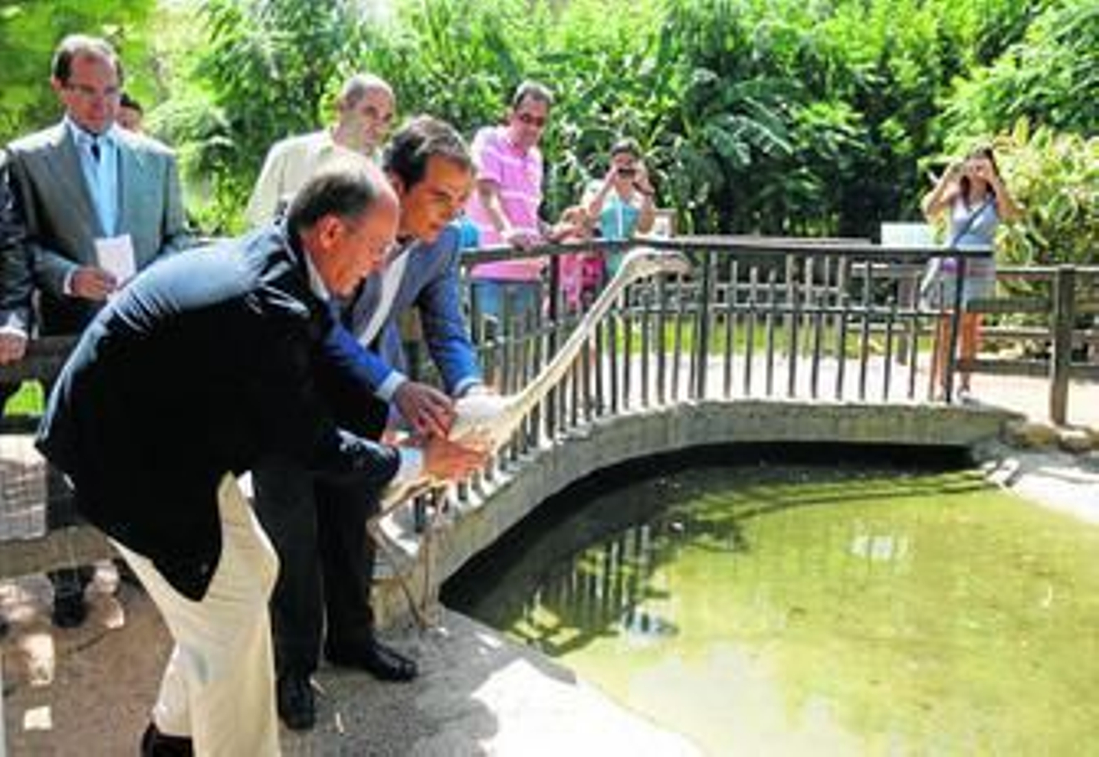 Díaz Trillo, con José Antonio Nieto, alcalde de Córdoba, en la suelta de ejemplares de especies amenazadas ayer en el zoológico cordobés.