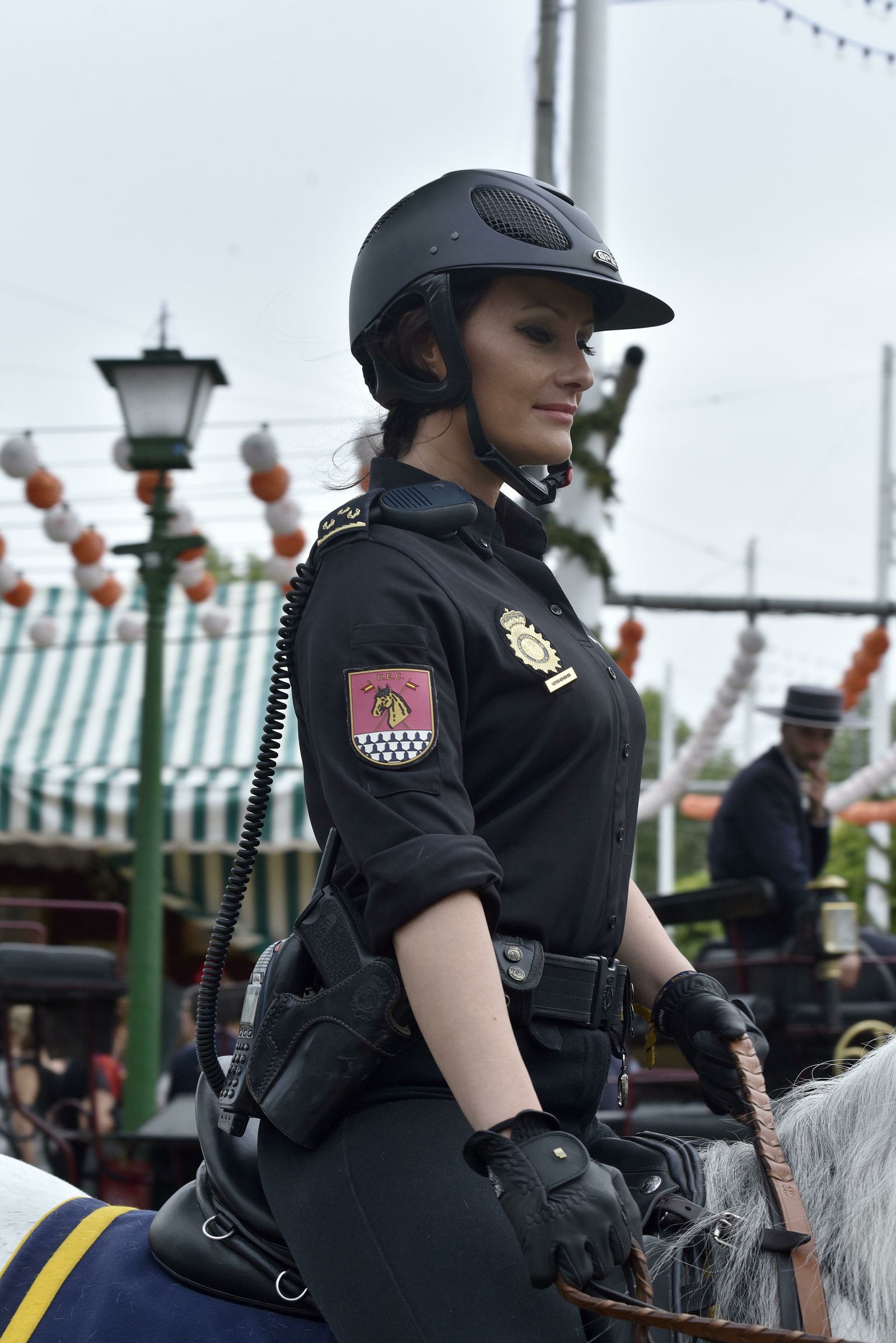 Una agente de la Unidad de Caballería, en el real.