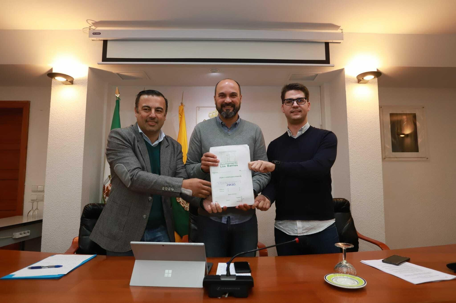 David Gil (PP), Miguel Alconchel (100x100) y Pedro González (Cs) muestran el anteproyecto presupuestario, este lunes.